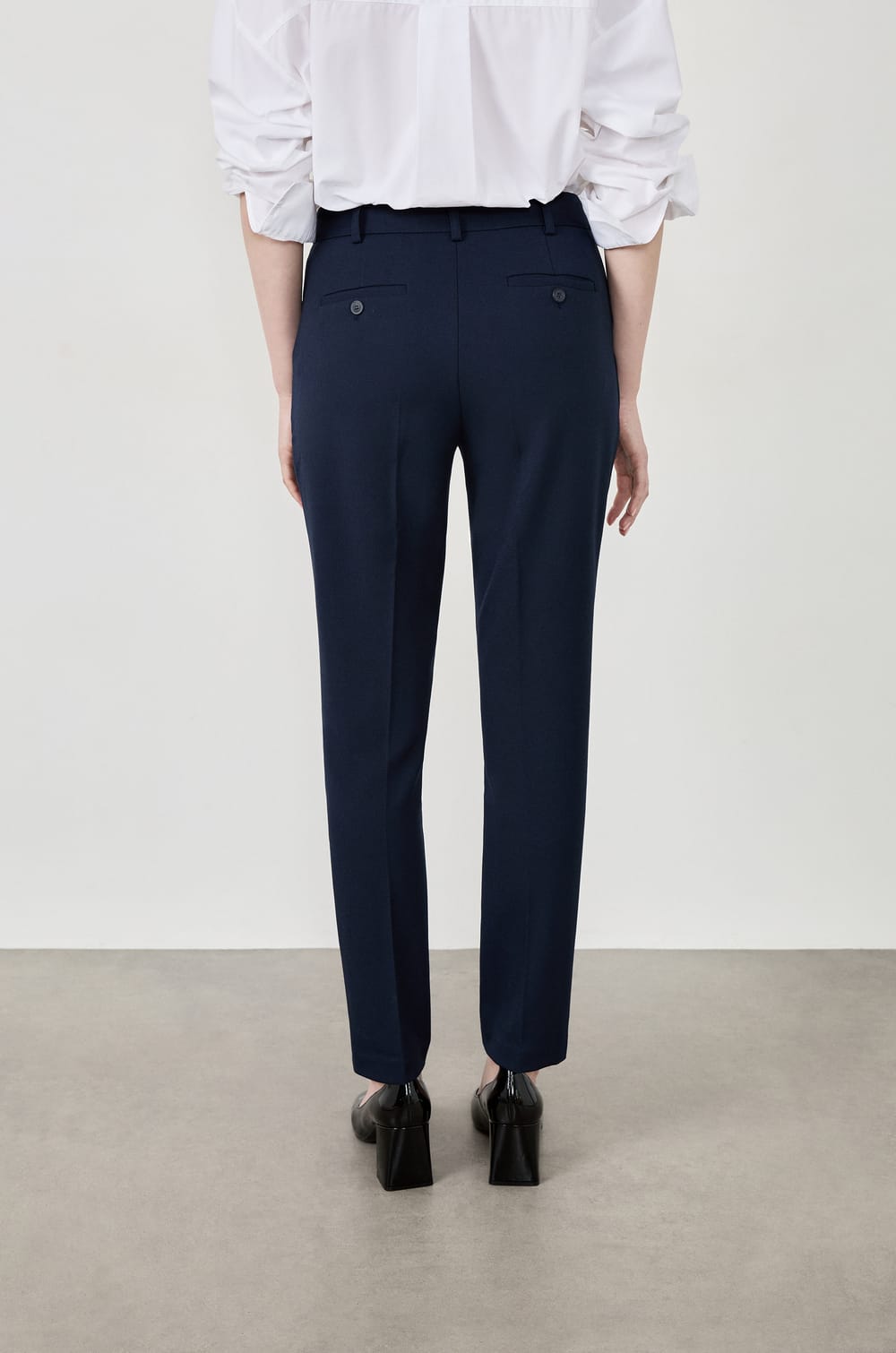 Pantalon coupe cigarette;${refinementColor}