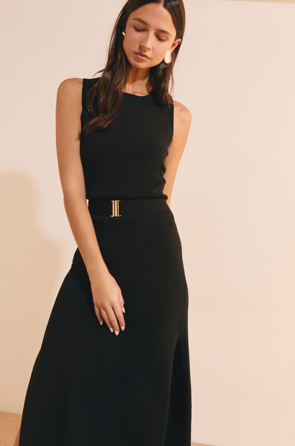 Robe longue ceintur&eacute;e avec fente sur le c&ocirc;t&eacute;;${refinementColor}