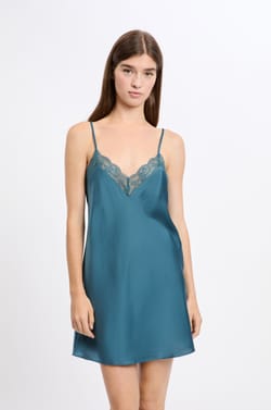 Nuisette satinée avec détails dentelle;${refinementColor}