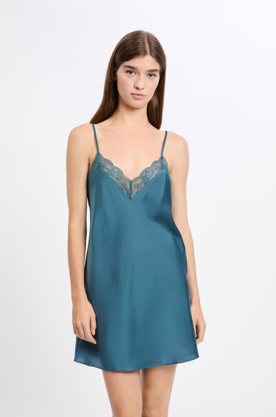 Nuisette satinée avec détails dentelle;${refinementColor}