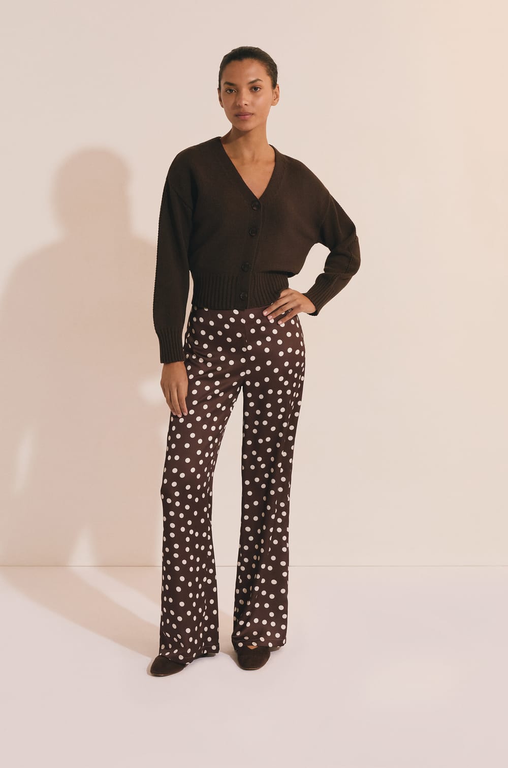 Pantalon droit satin&eacute; &agrave; pois;${refinementColor}