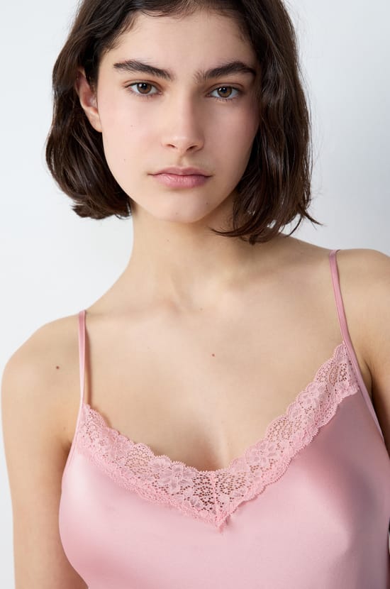 Nuisette en soie détails dentelle;${refinementColor}