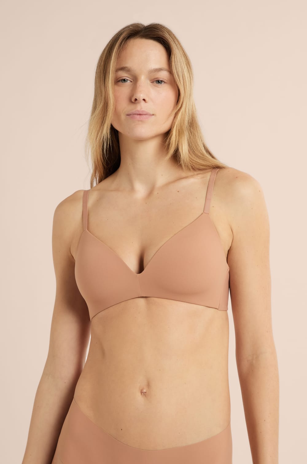 Sujetador de copas finas sin aros de microfibra;${refinementColor}