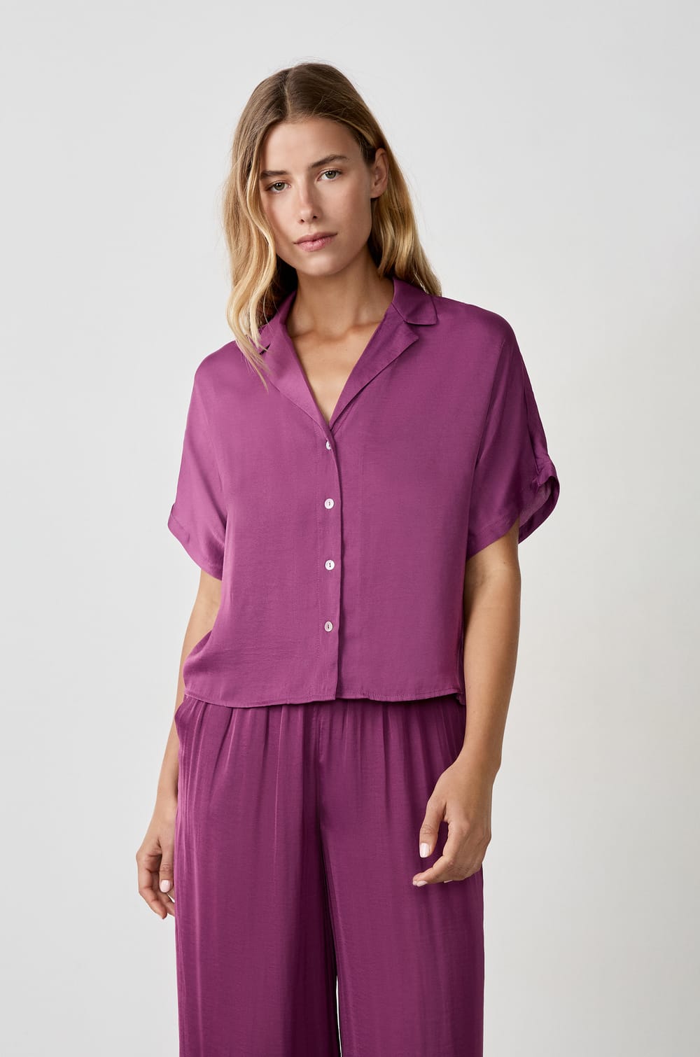 Camisa de sat&eacute;n de manga corta;${refinementColor}