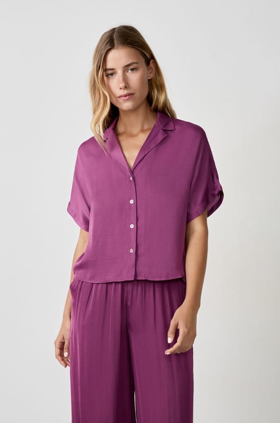 Camisa de sat&eacute;n de manga corta;${refinementColor}