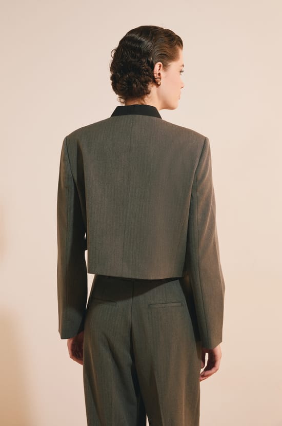 Veste courte avec d&eacute;tails boutons;${refinementColor}