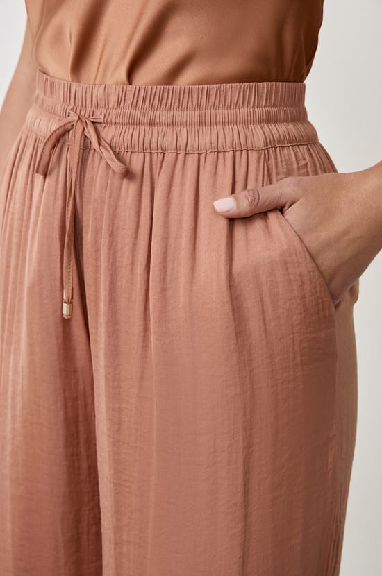 Pantalon satiné coupe large;${refinementColor}