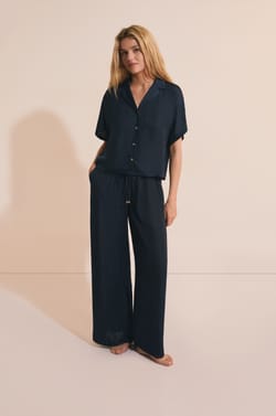 Chemise de pyjama manches courtes satin&eacute;e;${refinementColor}