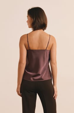 Caraco satin&eacute; avec d&eacute;tails en broderie;${refinementColor}