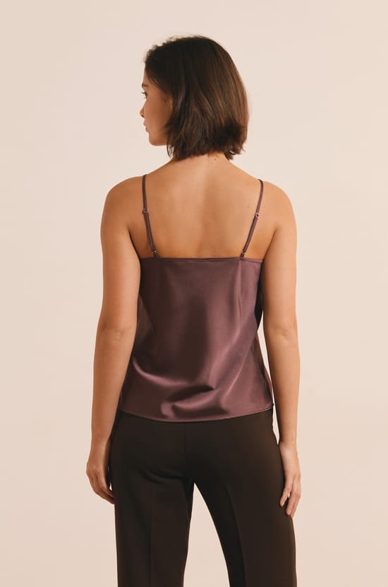 Caraco satin&eacute; avec d&eacute;tails en broderie;${refinementColor}