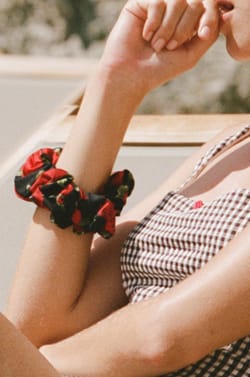 Chouchou &agrave; motif floral;${refinementColor}