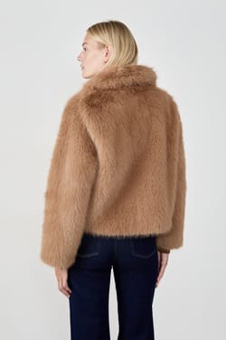 Manteau court en fausse fourrure;${refinementColor}