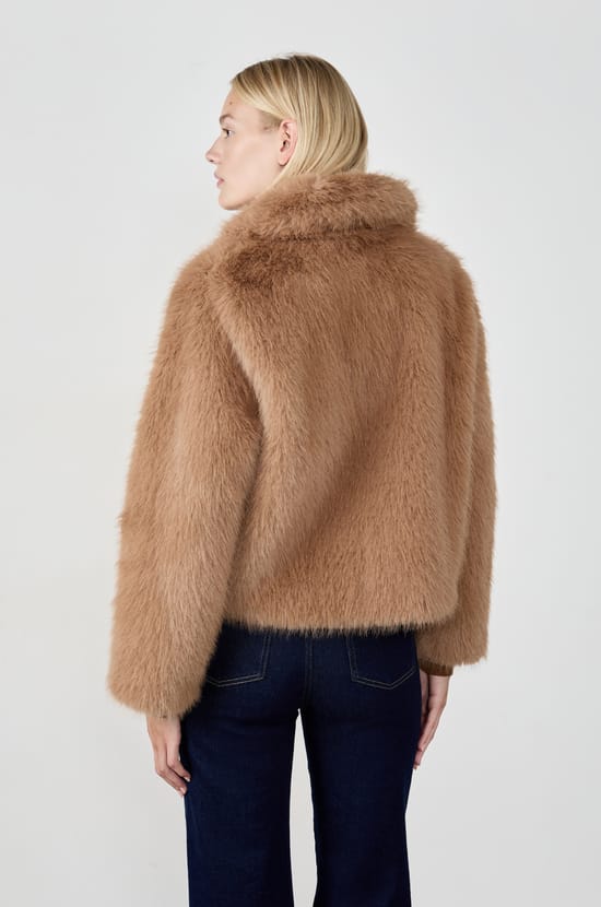 Manteau court en fausse fourrure;${refinementColor}