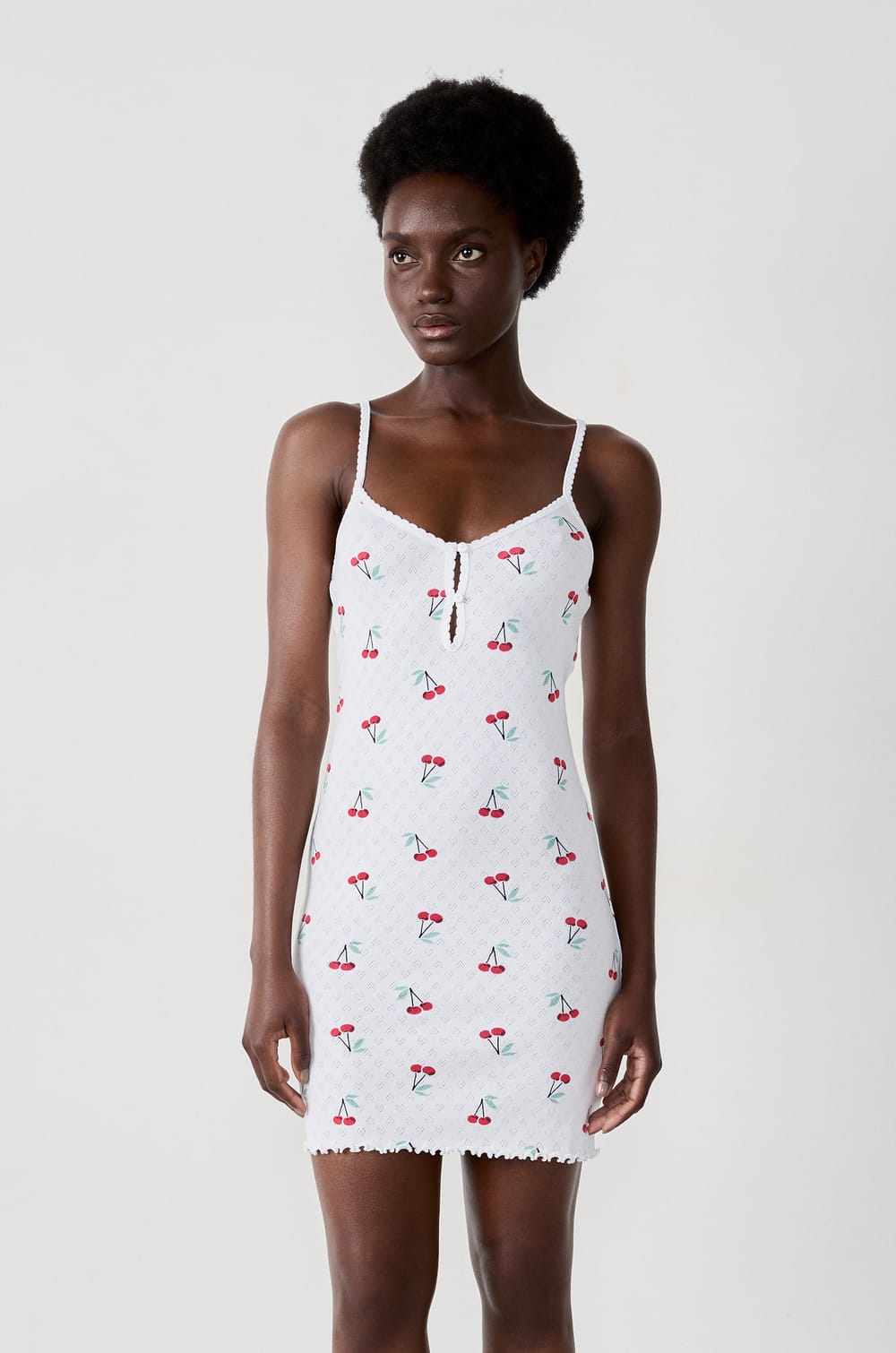 Nuisette courte à fines bretelles en pointelle motifs fleurs;${refinementColor}