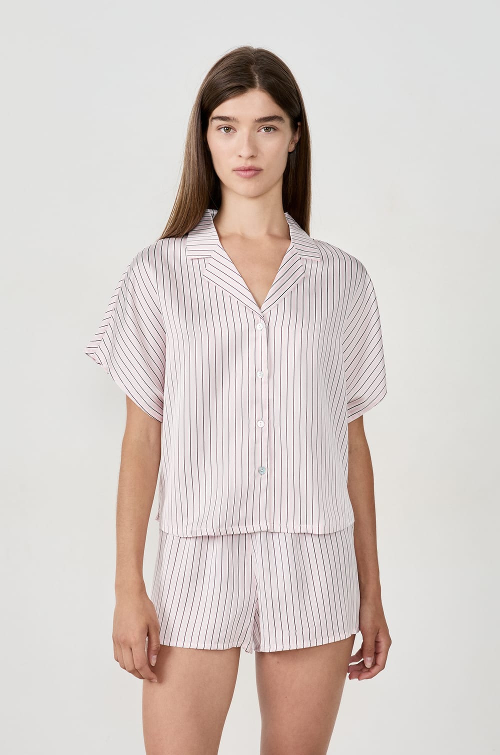 Gestreept satijnen pyjamahemd;${refinementColor}