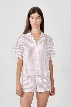 Gestreept satijnen pyjamahemd;${refinementColor}