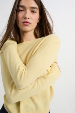 Round neck cashmere sweater;${refinementColor}