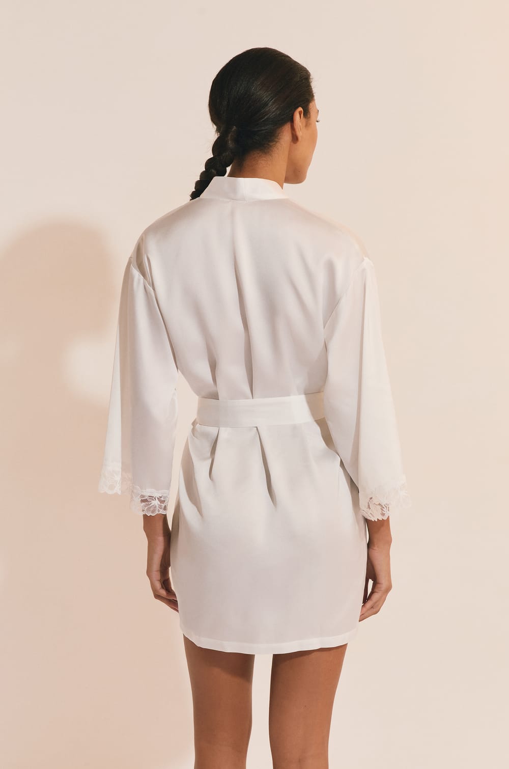 D&eacute;shabill&eacute; de pyjama satin&eacute; avec d&eacute;tail en dentelle;${refinementColor}