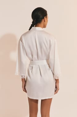 D&eacute;shabill&eacute; de pyjama satin&eacute; avec d&eacute;tail en dentelle;${refinementColor}