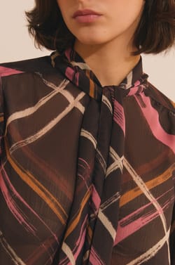 Blouse transparente avec lien &agrave; nouer &agrave; motif quadrill&eacute;;${refinementColor}