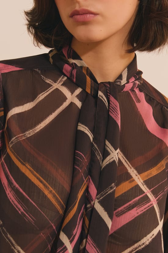 Blouse transparente avec lien &agrave; nouer &agrave; motif quadrill&eacute;;${refinementColor}
