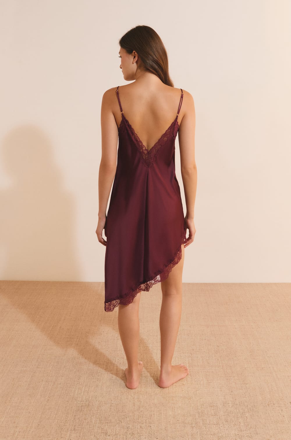 Nuisette longue asym&eacute;trique avec d&eacute;tails dentelle;${refinementColor}