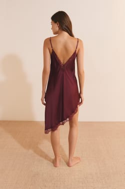 Nuisette longue asym&eacute;trique avec d&eacute;tails dentelle;${refinementColor}