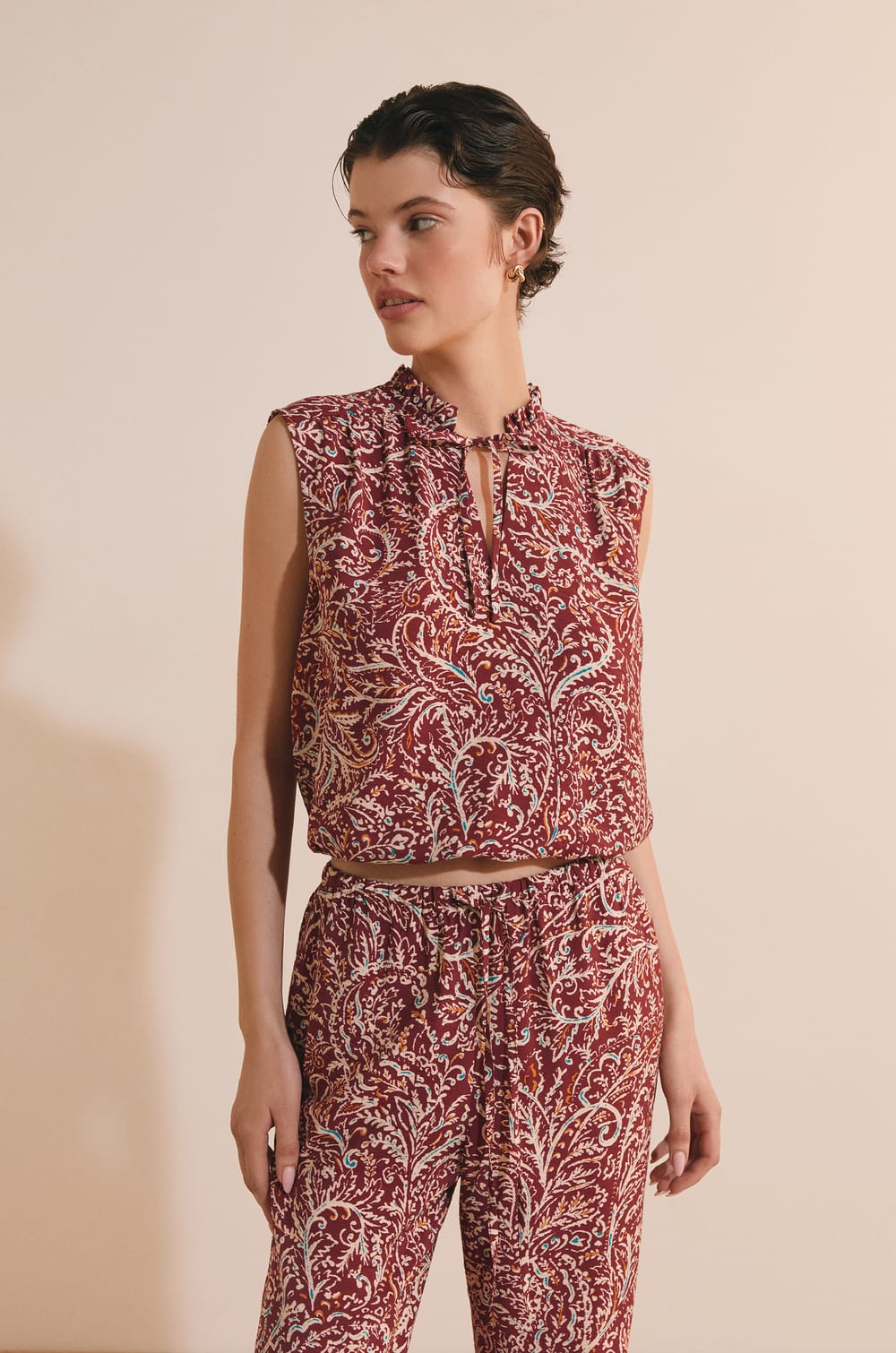 Top avec col &agrave; nouer &agrave; motifs;${refinementColor}