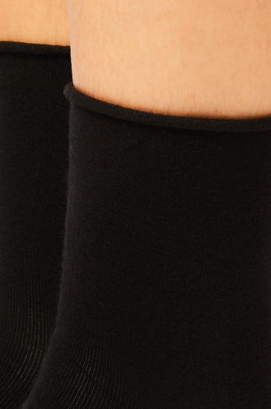 Lot de 2 paires de chaussettes essentielles unies;${refinementColor}