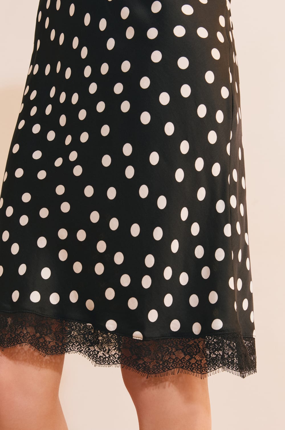 Jupe courte satin&eacute;e &agrave; pois d&eacute;tails dentelle;${refinementColor}