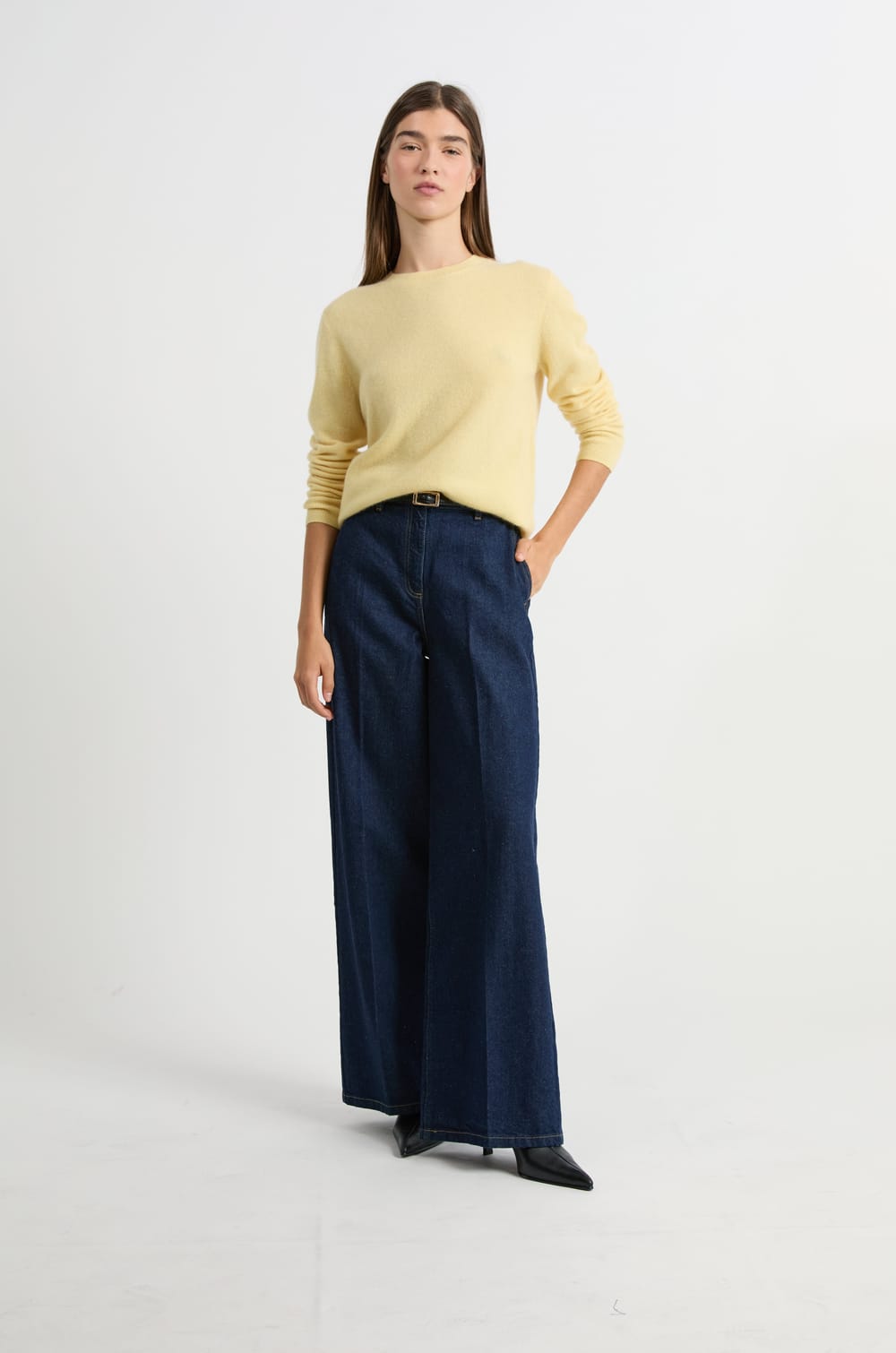 Round neck cashmere sweater;${refinementColor}