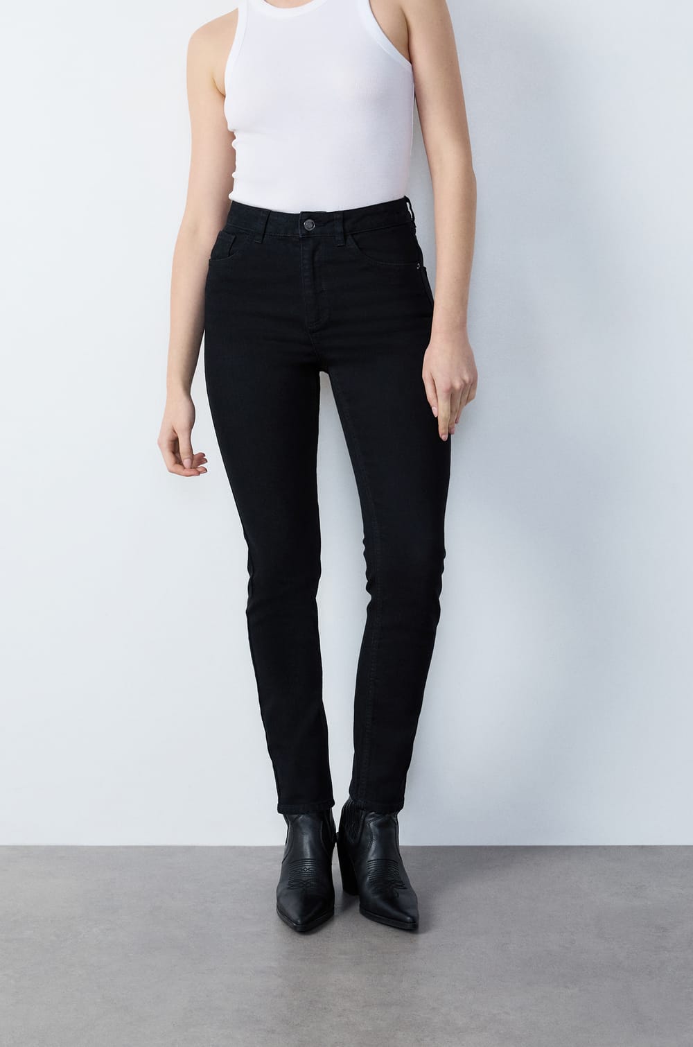 Slim fit jeans;${refinementColor}