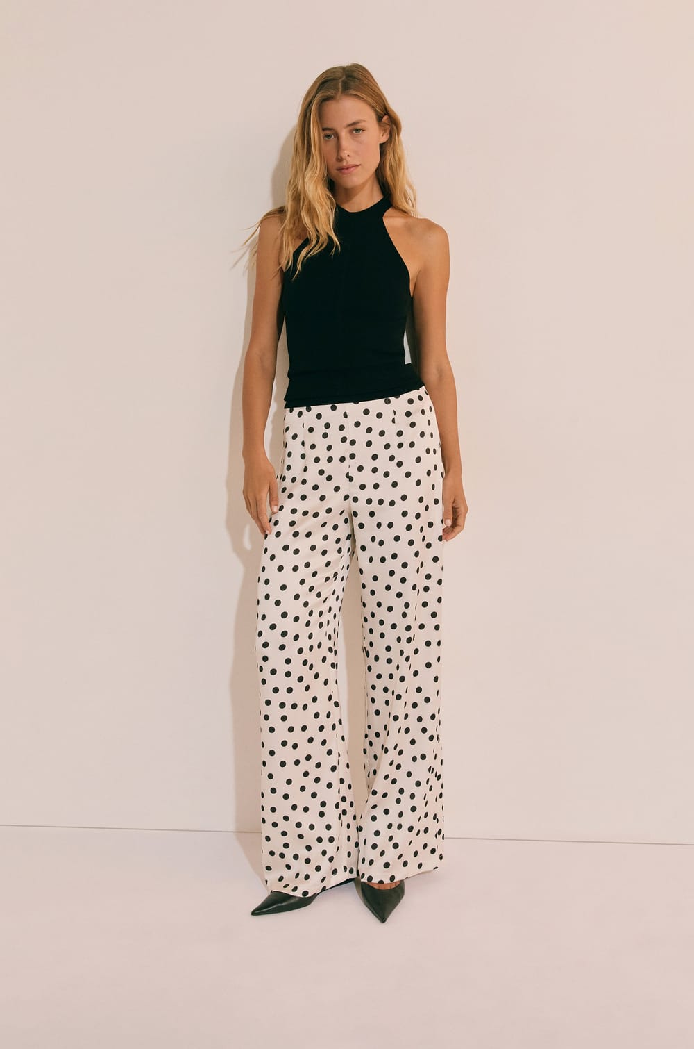 Pantalon droit satin&eacute; &agrave; pois;${refinementColor}