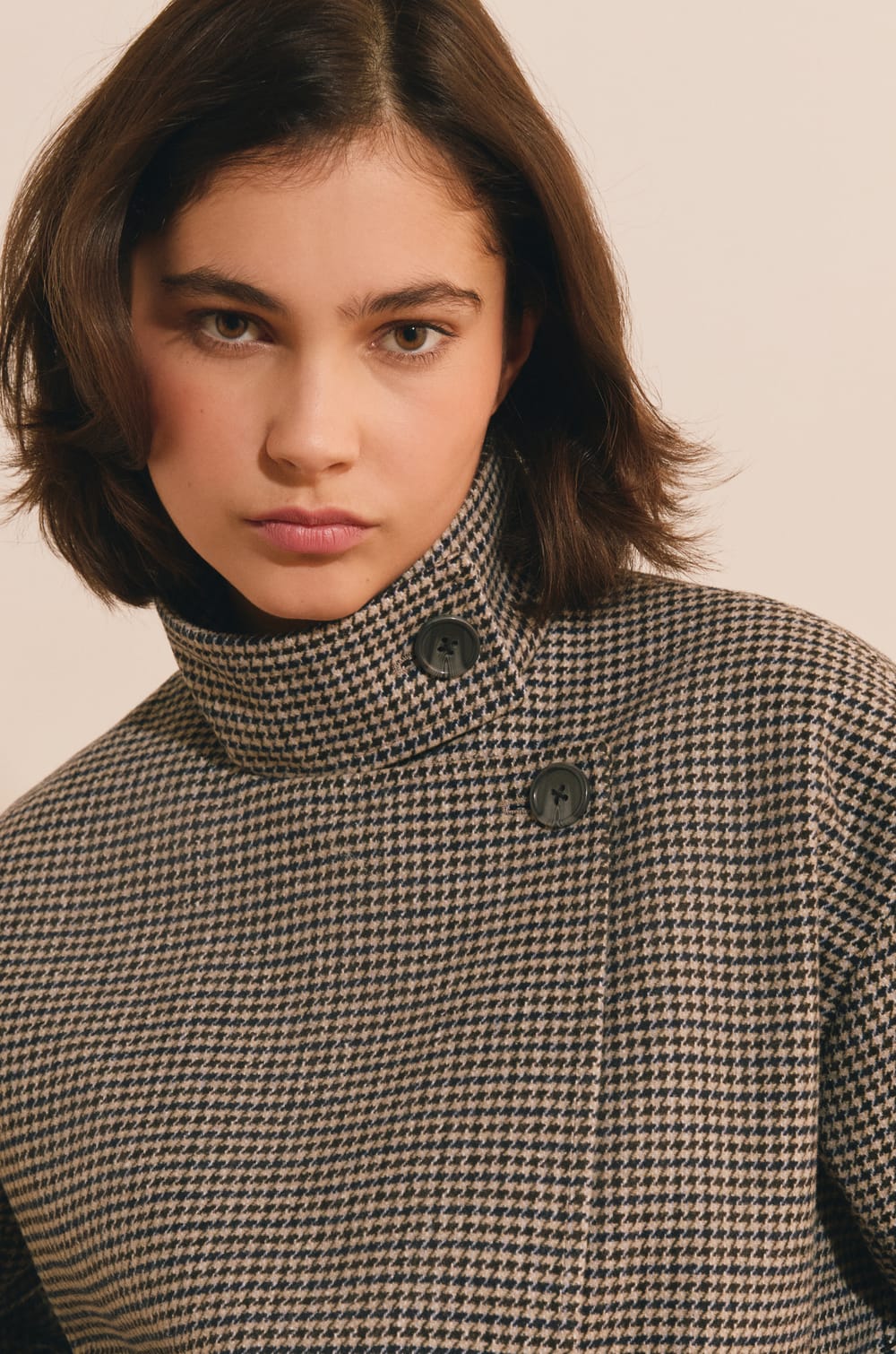 Manteau court avec laine &agrave; motif pied-de-poule et col montant;${refinementColor}