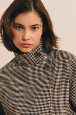 Manteau court avec laine &agrave; motif pied-de-poule et col montant;${refinementColor}