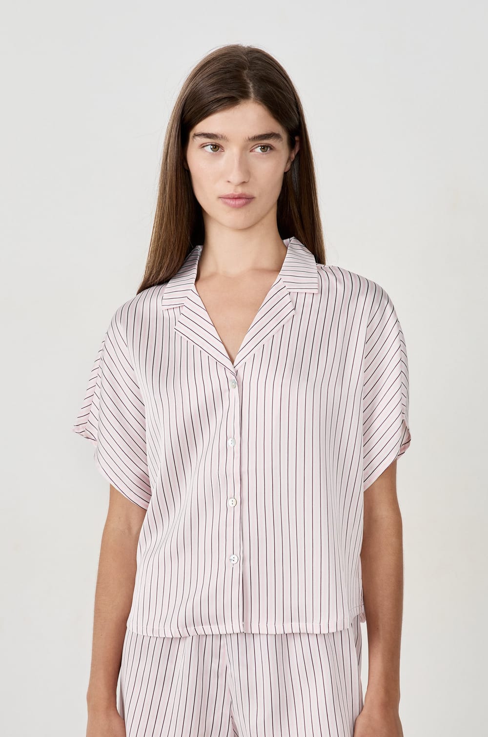 Gestreept satijnen pyjamahemd;${refinementColor}