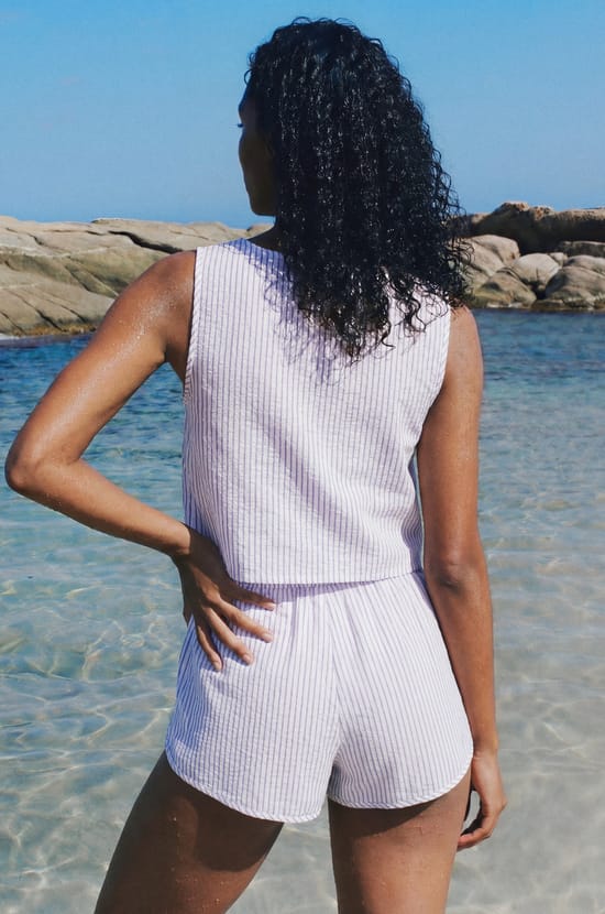 Short &agrave; rayures avec lin;${refinementColor}