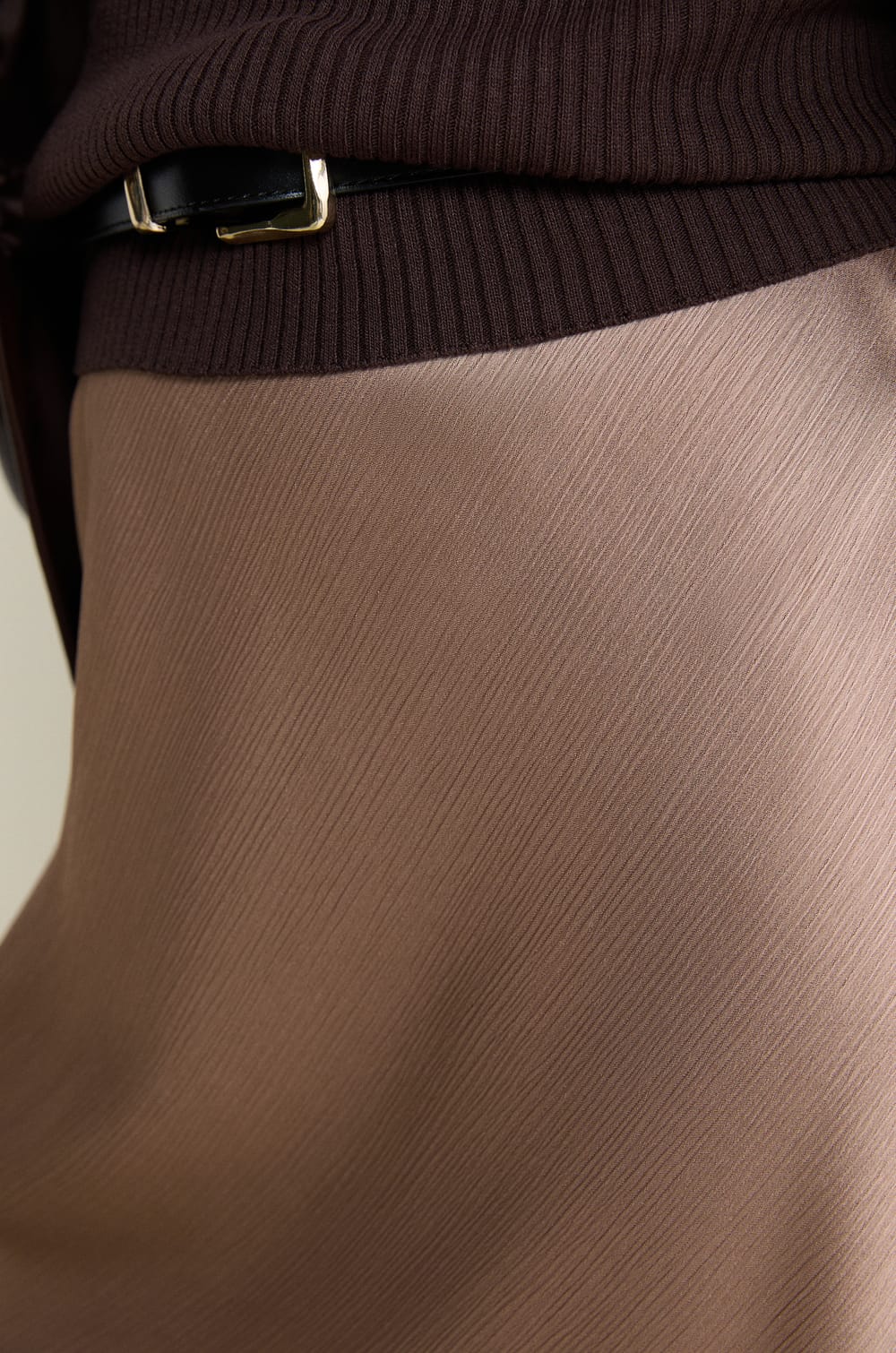 Jupe courte satin&eacute;e &agrave; pois;${refinementColor}