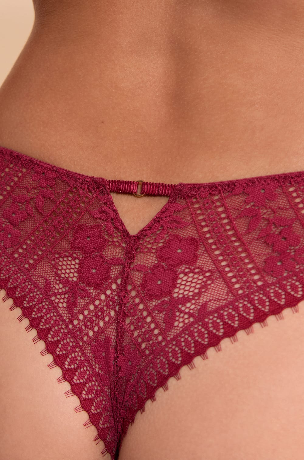 Tanga en dentelle;${refinementColor}