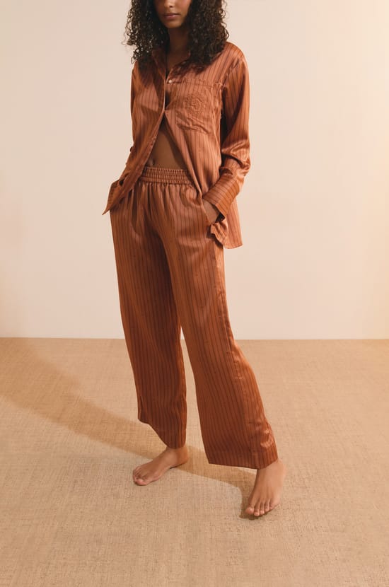 Pantalon satin&eacute; &agrave; rayures;${refinementColor}