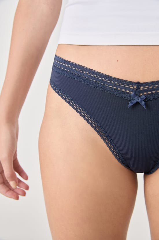 V-Shape Tanga aus Mikrofaser und Spitze;${refinementColor}