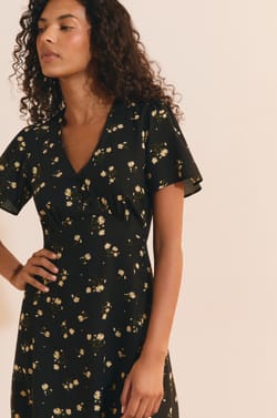Robe courte col V &agrave; motifs;${refinementColor}