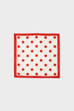 Foulard en soie &agrave; motifs coeurs;${refinementColor}