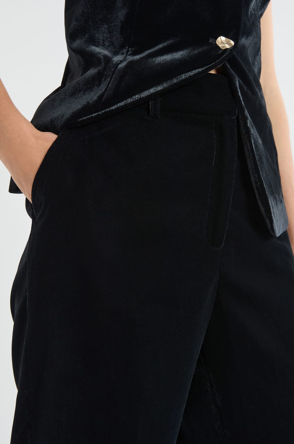 Pantalón corte ancho;${refinementColor}