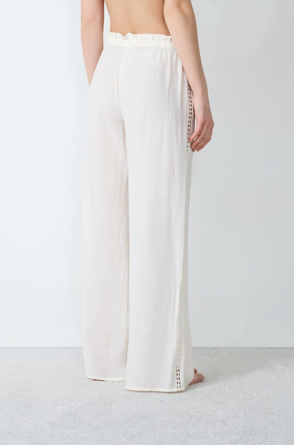 Pantalon de pyjama large &agrave; motifs ajour&eacute;s;${refinementColor}