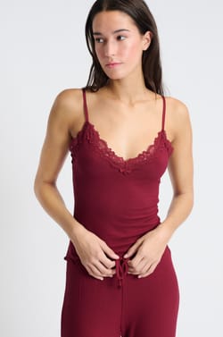Ensemble de pyjama 2 pi&egrave;ces en maille c&ocirc;tel&eacute; d&eacute;tails dentelle;${refinementColor}