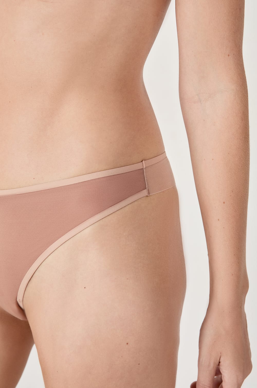 String transparent en tulle;${refinementColor}