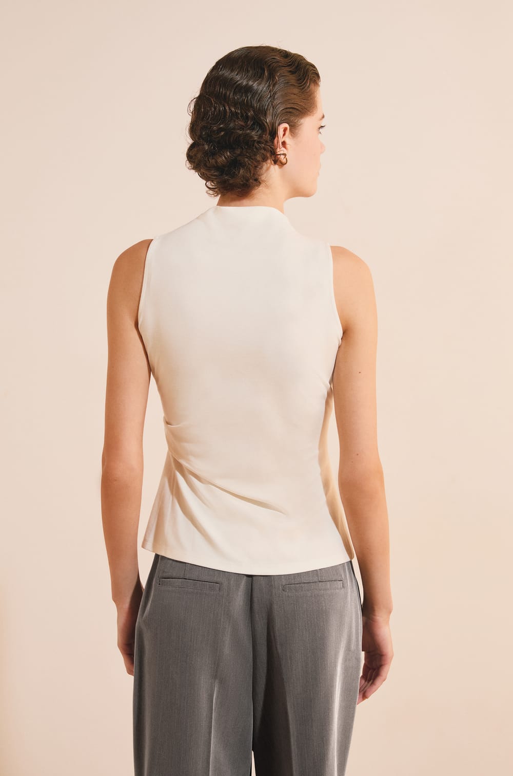 T-shirt sans manches serr&eacute; &agrave; la taille avec d&eacute;tail bijou;${refinementColor}