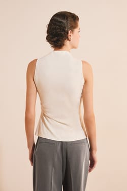 T-shirt sans manches serr&eacute; &agrave; la taille avec d&eacute;tail bijou;${refinementColor}