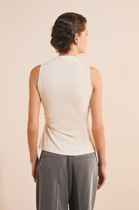 T-shirt sans manches serr&eacute; &agrave; la taille avec d&eacute;tail bijou;${refinementColor}